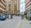 В комплексе работают продуктовый магазин, аптека, медицинский центр, банк, ресторан, детский сад «Егоза».