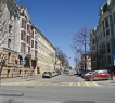 Рядом остановка общественного транспорта "Батурина", высокий пешеходный и автомобильный трафик.