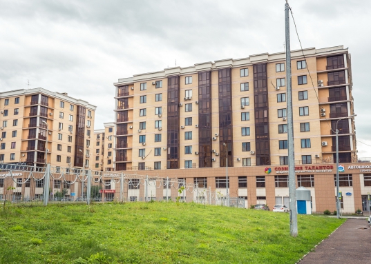 В микрорайоне решены все вопросы благоустройства, продуманы паркинги, современные площадки для отдыха и занятий спортом, своя УК с круглосуточной диспетчерской службой.