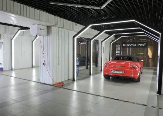 Выставлено на продажу здание общей площадью 572 кв. м, состоящее из автосервиса и офисной части.