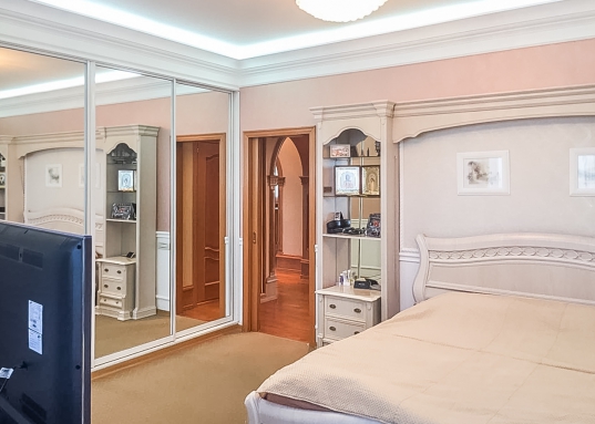 Прекрасный холл с колоннами; большая торжественная гостиная; изящная спальня с выходом в зимний сад; светлая детская комната; рабочий кабинет; просторная кухня-столовая (35 кв.м.) с кухонным гарнитуром из массива дерева, со встроенной бытовой техникой европейской сборки (встроенный холодильник, посудомоечная машина, микроволновая печь, духовой шкаф, варочная поверхность); совмещенный санузел.