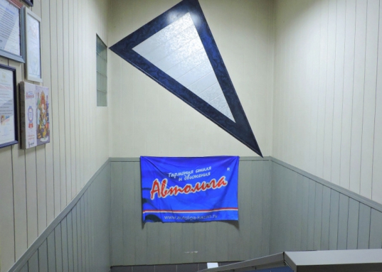 Внутри – как в автосервисе, так и в офисных помещениях, сделан аккуратный современный ремонт.