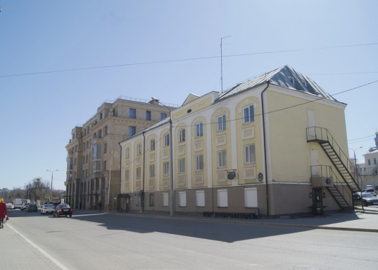 Заезд через шлагбаум.
Комфортные, светлые офисные помещения расположены на мансардном 4-ом этаже.