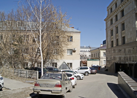 Здание расположено по адресу: г. Казань, ул. Дзержинского, 6 (рядом с парком "Черное Озеро").