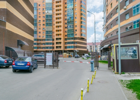 В комплексе работают продуктовый магазин, аптека, медицинский центр, банк, ресторан, детский сад «Егоза».