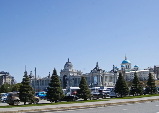 В шаговой доступности станция метро "Кремлевская".