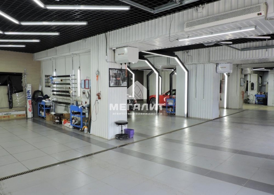 Здание расположено на земельном участке площадью девять соток, который оформлен в собственность.