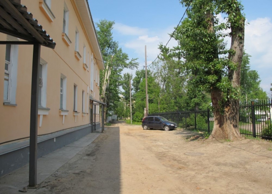 В доме перекрытия деревянные, перегородки кирпичные.