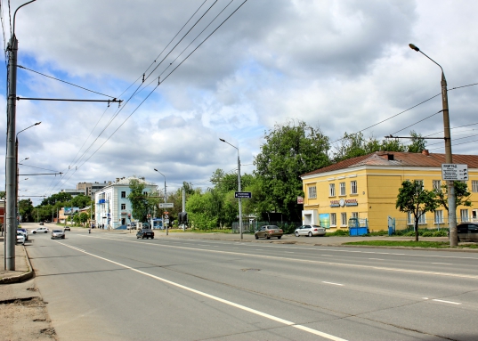 Помещение общей площадью 174.8 кв.м. находится на первой линии одной из самых оживленных транспортных магистралей Казани - по адресу ул.Восстания,92, на первом этаже отдельно стоящего нежилого здания.
