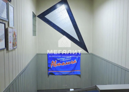 Внутри – как в автосервисе, так и в офисных помещениях, сделан аккуратный современный ремонт.