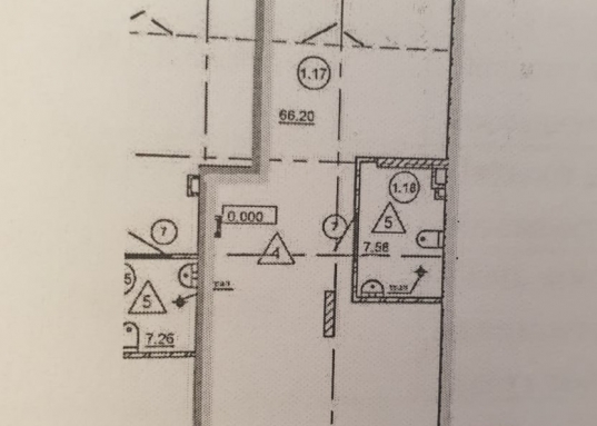 Помещение располагается на первом этаже нового кирпичного жилого дома, имеет отдельный вход, презентабельную входную группу, удобные подъездные пути.