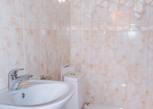 Хорошая новая мягкая мебель в зале, изящный гарнитур в спальне.