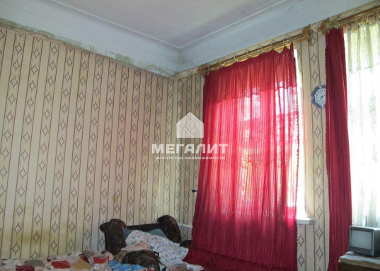 Продается трехкомнатная квартира (сталинка) в п.