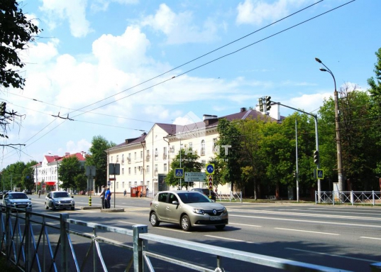 Дом находится на пересечении улиц Николая Ершова и Сеченова, рядом КЦ «Сайдаш», Казанский банковский колледж Центрального Банка РФ.