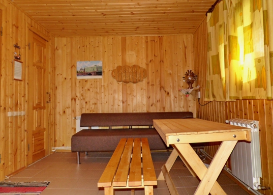 На участке также расположена баня с просторной парилкой и комнатой отдыха.