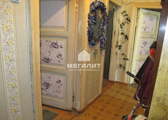 Двор аккуратный, ухоженный, имеются свободные места для парковки машин.