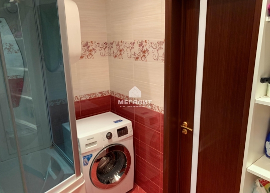 Квартира с очень удобной планировкой,а именно присутствует просторная кухня-гостинная 30,1 кв.м., спальная комната 19,2 кв.м. в которой имеется лоджия, прихожая 9,6 кв.м., совмещенный санузел 6,2 кв.м..