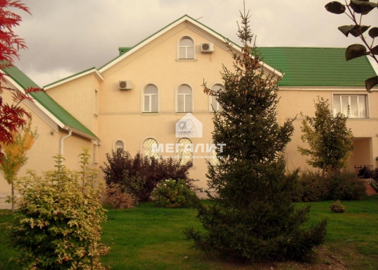 Умиротворяющие загородные пейзажи и звуки живой природы создают завораживающую атмосферу покоя и уюта.
