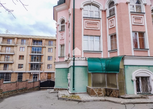 Выставлен на продажу мини-отель в самом центре Казани.