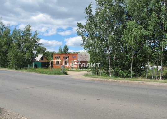 Прямо на участок выведены все коммуникации: газ, вода, электричество.