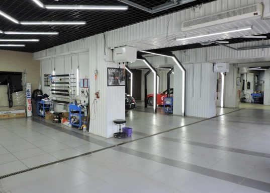 Здание расположено на земельном участке площадью девять соток, который оформлен в собственность.