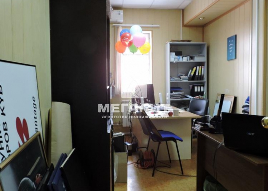 Имеется парковка для клиентов.