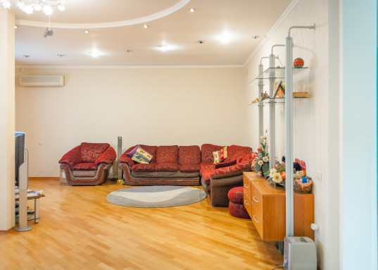 Продается четырехкомнатная квартира над одной из тихих улиц центра Казани – Академической, в полностью кирпичном  доме повышенной комфортности.