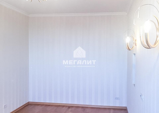 Здесь щедро использованы элементы классического декора и детали интерьера.