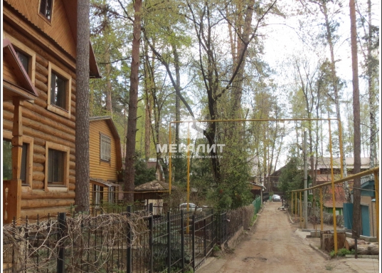 Дом 2005 года постройки, из сруба, общей площадью 80 кв.м.  1-ый этаж - зал, кухня, прихожая, 2 этаж - две комнаты с видом на сосновый лес.
