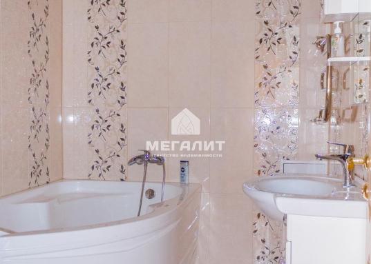 Продуманная планировка и качественный ремонт в приятных тонах.