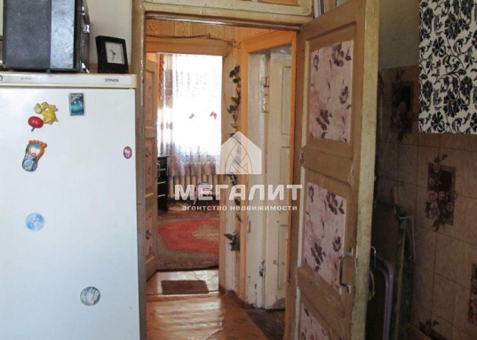 Продается трехкомнатная квартира (сталинка) в п.