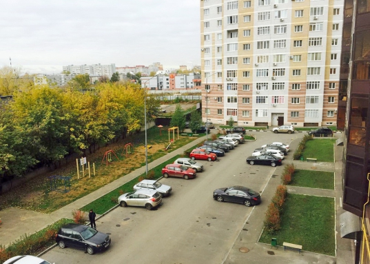 Отличная инфраструктура всего жилого комплекса "Казань 21 век", зарекомендовавшего себя как самый комфортный и безопасный - магазины, кафе, медицинские центры, банки, обучающие и развивающие центры, детский сад и школа.
