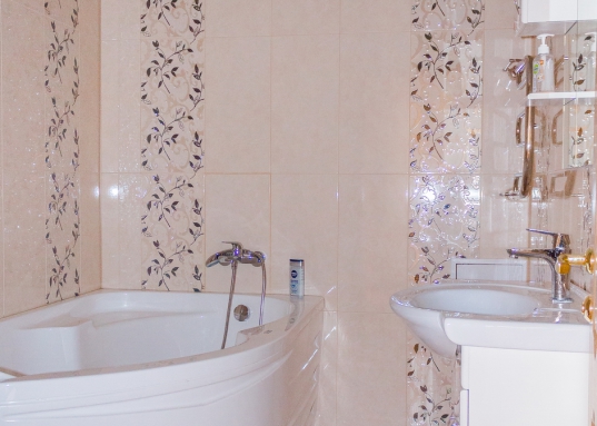 Продуманная планировка и качественный ремонт в приятных тонах.