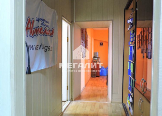 У здания презентабельный внешний вид – фасад обшит керамогранитом спокойных оттенков.