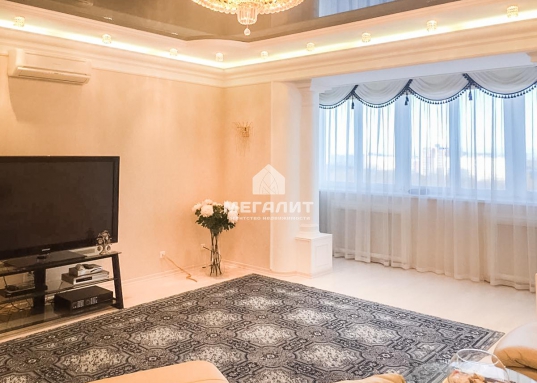 Выставлена на продажу респектабельная пятикомнатная квартира общей площадью 220 кв.м, на восьмом этаже девятиэтажного кирпичного дома, по адресу ул. Кул Гали,2.