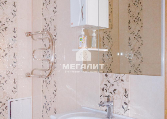 Большая кухня, стильный кухонный гарнитур со встроенной техникой.