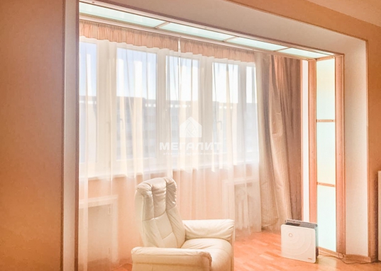 Дизайнеры, выполнившие проект этой квартиры, создали комфортное жилое пространство в духе старой Англии, в то же время, интерьер выдержан в теплых тонах.