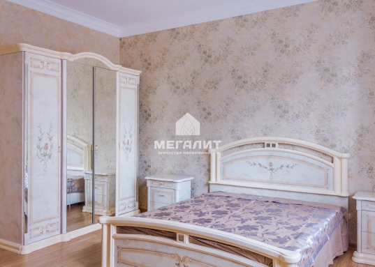 Адрес: ул. Габдуллы Кариева, дом 10, Количество комнат: 2, Общая площадь: 83.2 м<sup>2</sup>, Площадь кухни: 15 м<sup>2</sup>, Этаж: 2/10, Тип дома: Кирпичный, Район: Советский