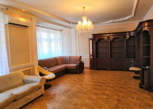 В квартире сделан дизайнерский ремонт в классическом стиле, мебель и техника вся в наличии.