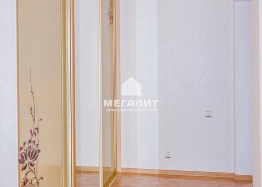 Панорамное остекление, выход на просторную террасу (150 кв.м.)  из зала.