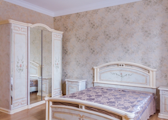 Адрес: ул. Габдуллы Кариева, дом 10, Количество комнат: 2, Общая площадь: 83.2 м<sup>2</sup>, Площадь кухни: 15 м<sup>2</sup>, Этаж: 2/10, Тип дома: Кирпичный, Район: Советский