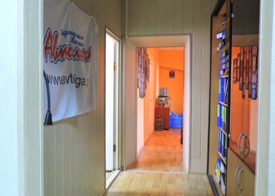 У здания презентабельный внешний вид – фасад обшит керамогранитом спокойных оттенков.