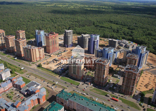 Большие панорамные окна в каждой комнате открывают лучшие пейзажи, а каждый уголок дома всегда наполнен светом и свежим лесным воздухом. 
Трехметровые потолки, в совокупности с удачной планировкой, дарят новый уровень комфорта жилого пространства!