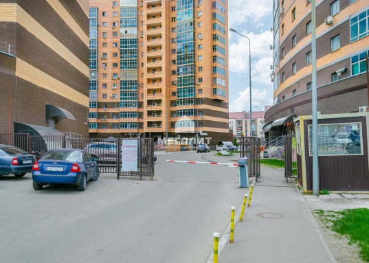 В комплексе работают продуктовый магазин, аптека, медицинский центр, банк, ресторан, детский сад «Егоза».