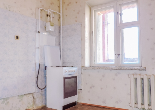 Дом построен полностью из кирпича в 1998 году, хорошее качество постройки, толстые стены, благодаря чему в квартире сохраняется комфортный микроклимат в любое время года.