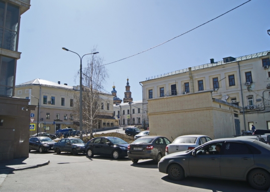 Презентабельное административное здание 1996 года постройки, расположено на пересечении улиц Чернышевского, Дзержинского, Кремлевская.
