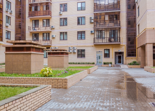 Новая сантехника, два санузла в современном кафеле: совмещенный с ванной и гостевой.