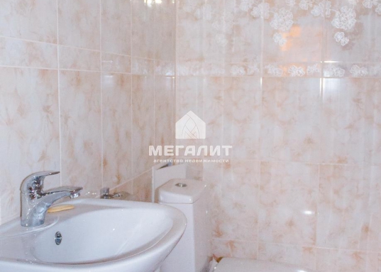 Хорошая новая мягкая мебель в зале, изящный гарнитур в спальне.