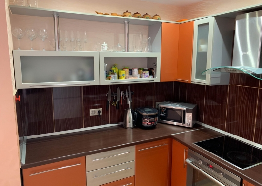 Кариева дом 6, на 7-ом этаже одиннадцатиэтажного кирпичного дома.