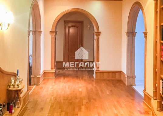 Например, дорогой книжный стеллаж из массива с прекрасной библиотекой.